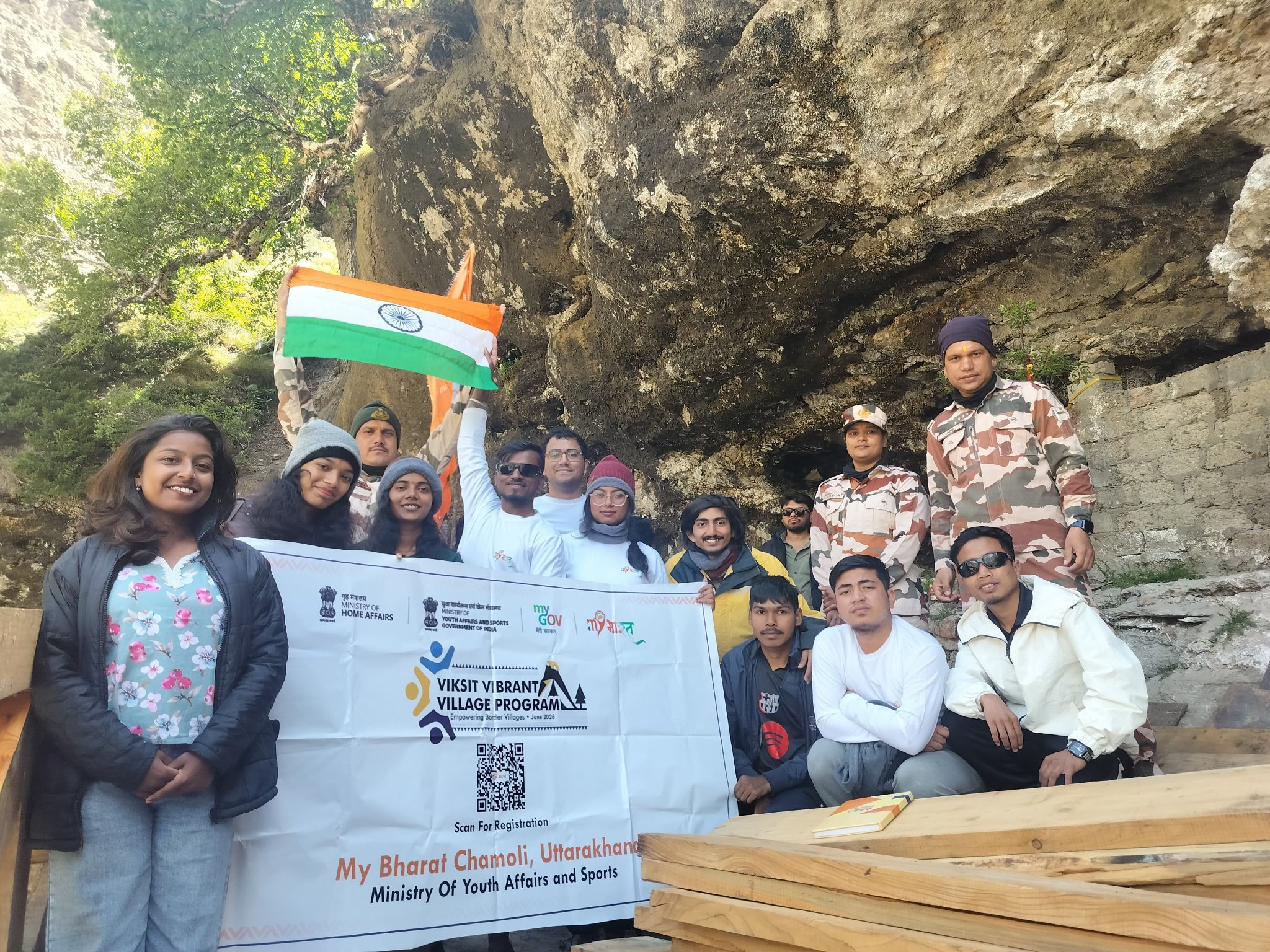 जवानों के साथ वक्त बिताया और मेमोरी क्लिक कीं।