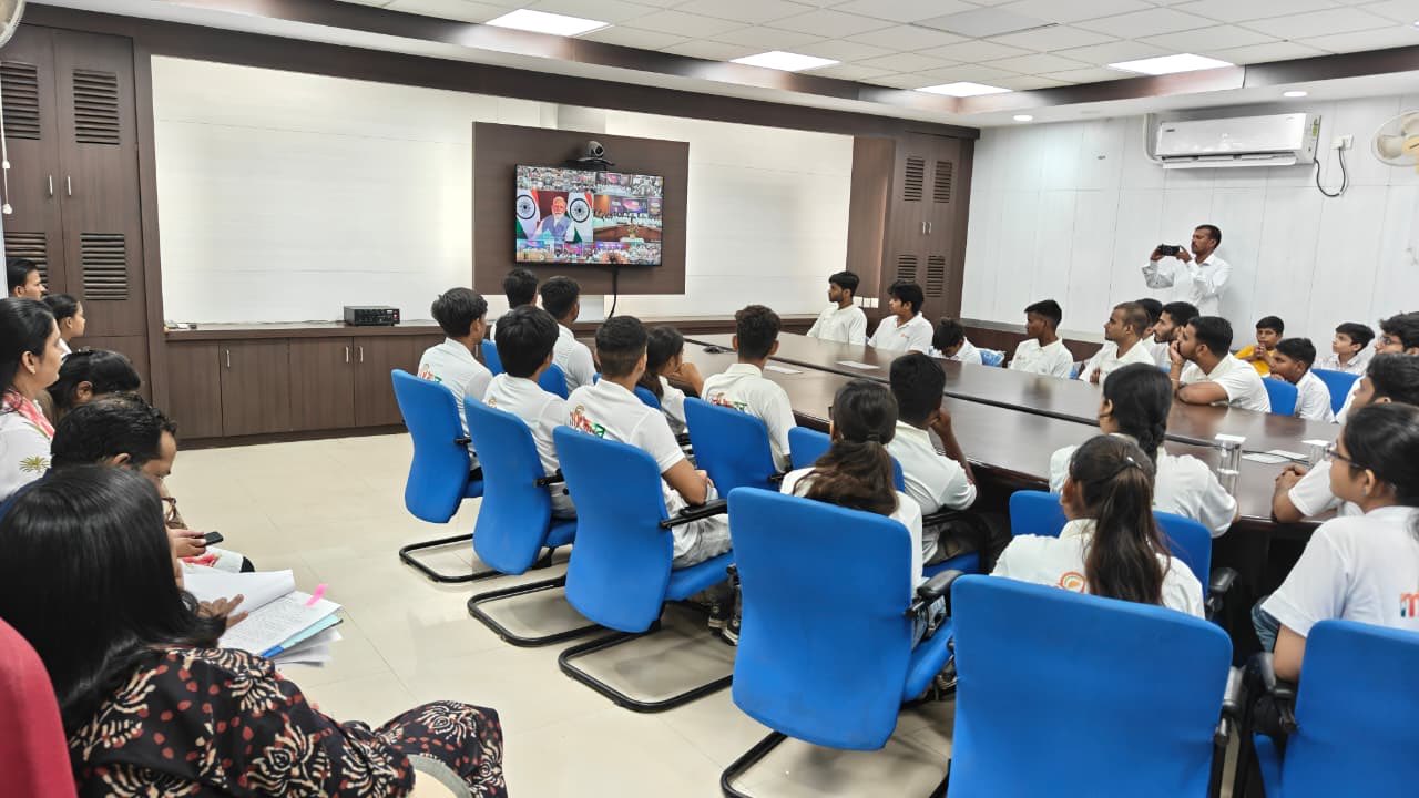 विकसित वाइब्रेंट विलेज प्रतिभागियों से पीएम का संवाद: चीन से लगी बॉर्डर के 74 गांव घूमकर लौटे 400 युवा, उत्तराखंड-हिमाचल-लद्दाख के अनुभव बताए ग्वालियर के वाइब्रेंट विलेज इवेंट के प्रतिभागी मोदी से संवाद करते हुए।