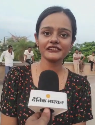 इशिता त्रिपाठी ने कहा कि नए शिक्षा मंत्री से हम उम्मीद करते हैं कि वह सिस्टम में बदलाव लाएं। यह तय करें कि पेपर लीक न हो। युवाओं का भविष्य बर्बाद ना हो।