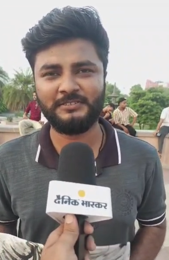 प्रिंस प्रकाश ने कहा कि जो लोग संस्कार की बात कर रहे हैं, उन्हें हम बताना चाहते हैं कि पार्लियामेंट में रेप के आरोपी बैठे हुए हैं।