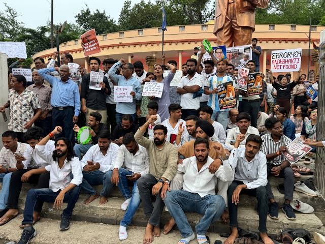 अंबेडकर चौक पर बड़ी संख्या में जुटे प्रदर्शनकारी, कहा- यह लोकतंत्र और छात्रों की आवाज की जीत|रायपुर,Raipur - Dainik Bhaskar