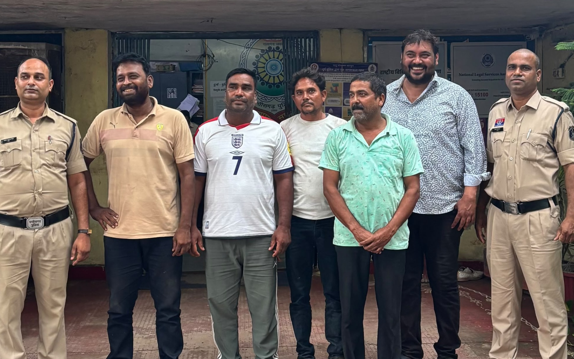 थाने के बाहर आरोपियों ने हंसते हुए खिंचवाई फोटो।