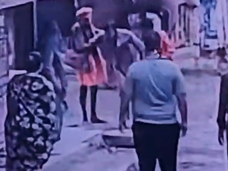 विजय को सड़क के किनारे बैठाया गया. वह बेहोश हो गया. इसके बाद उन्हें अस्पताल भेजा गया.