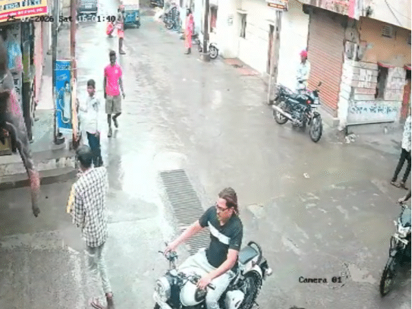 ऑटो चालक हाथी को गुड़ खिलाने के लिए रुका.