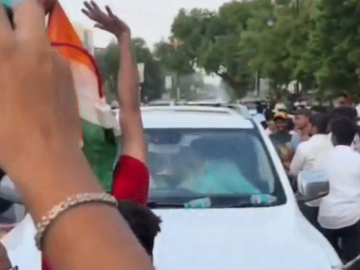 भीड़ ने बीजेपी नेता की गाड़ी को घेरकर रोक लिया.