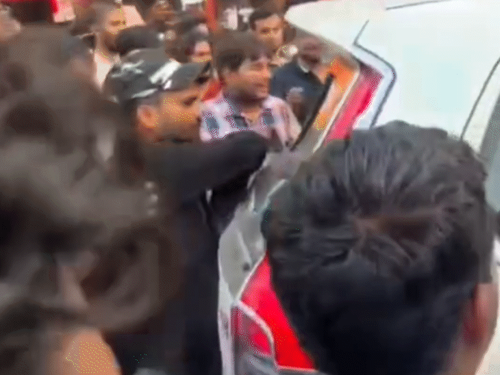 भीड़ ने नारेबाजी करते गाड़ी के कांच फोड़ दिए।