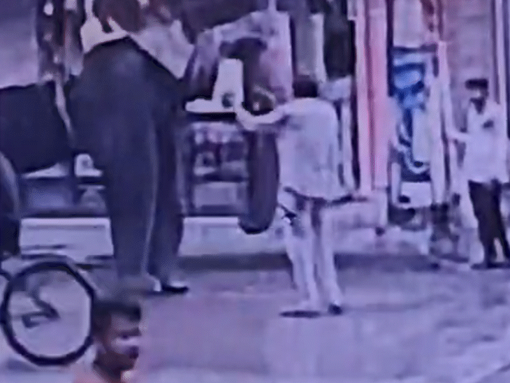 ऑटो ड्राइवर विजय होल्कर हाथी को गुड़ खिलाने आया था.