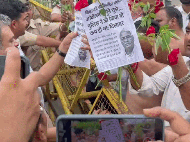 कोटा में शिक्षा मंत्री के आवास तक निकाला विरोध मार्च, पुलिस ने बेरिकेडिंग कर रोके कार्यकर्ता