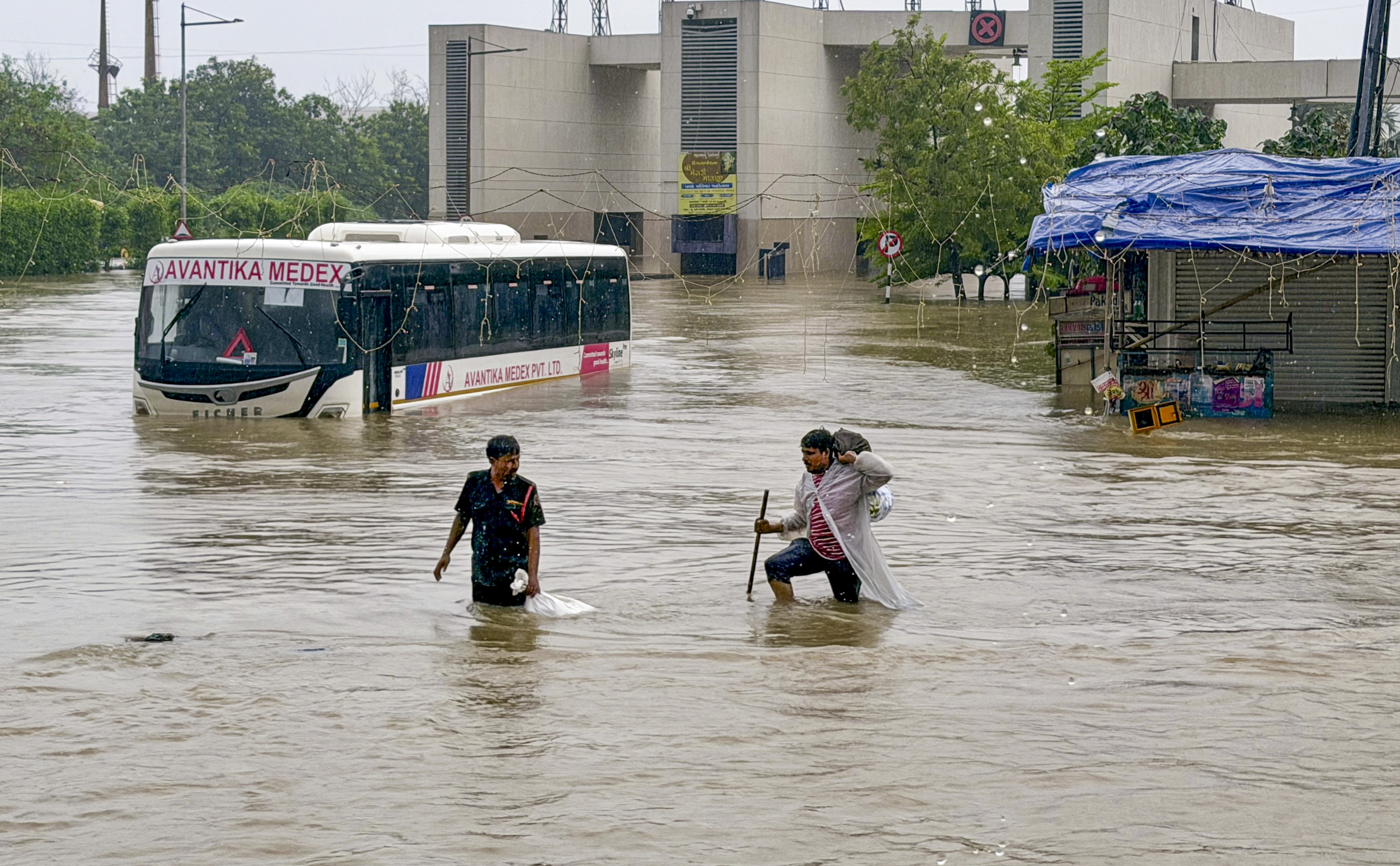 अहमदाबाद में बारिश के बाद एक बस पानी में डूब गई।