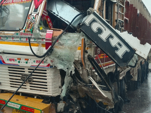 हादसे में ट्रक और बस का अगला हिस्सा बुरी तरह से क्षतिग्रस्त हो गया। हादसे के बाद आस-पास के लोग मौके पर पहुंचे।