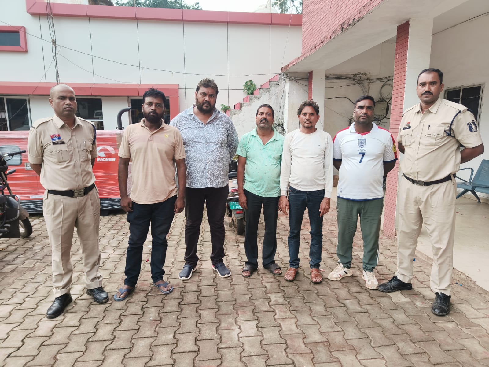 पुलिस ने सभी आरोपियों को गिरफ्तार कर जेल भेज दिया है। फरार आरोपियों की तलाश के लिए टीमें रवाना की गई है।