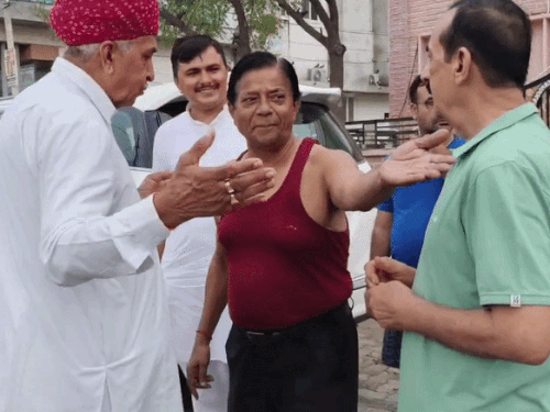 वीडियो में स्थानीय लोग सांसद को गली की हालत दिखाने लगे।