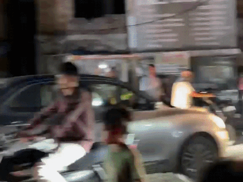 विक्रम के पीछे एक ट्रैक्टर भी चल रहा है।