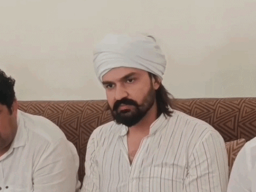 रोहतक में पत्नी सपना चौधरी के बचाव में बयान देते वीर साहू। उन्होंने कहा कि सपना के साथ मेरा जो भी विवाद है वो निजी है।