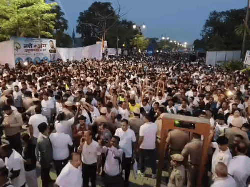 रेस से पहले प्रैक्टिस करते युवा।