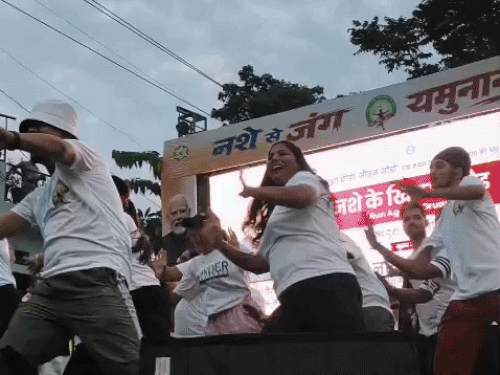 रेस से पहले प्रतिभागियों को जुम्बा (डांस) कराया गया।