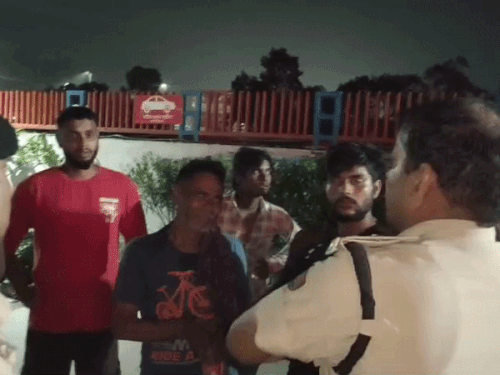 शिकायत के बाद अस्तपाल में मौके पर पहुंची पुलिस।