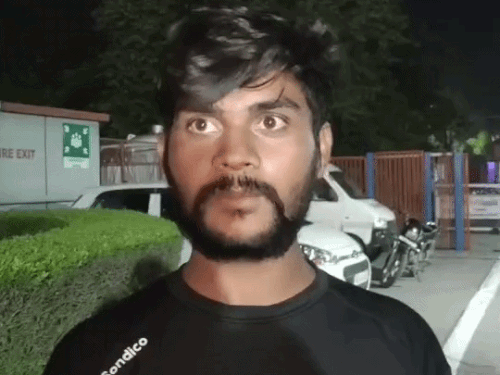 घटनाक्रम की जानकारी देता महिला का बेटा कुलदीप।