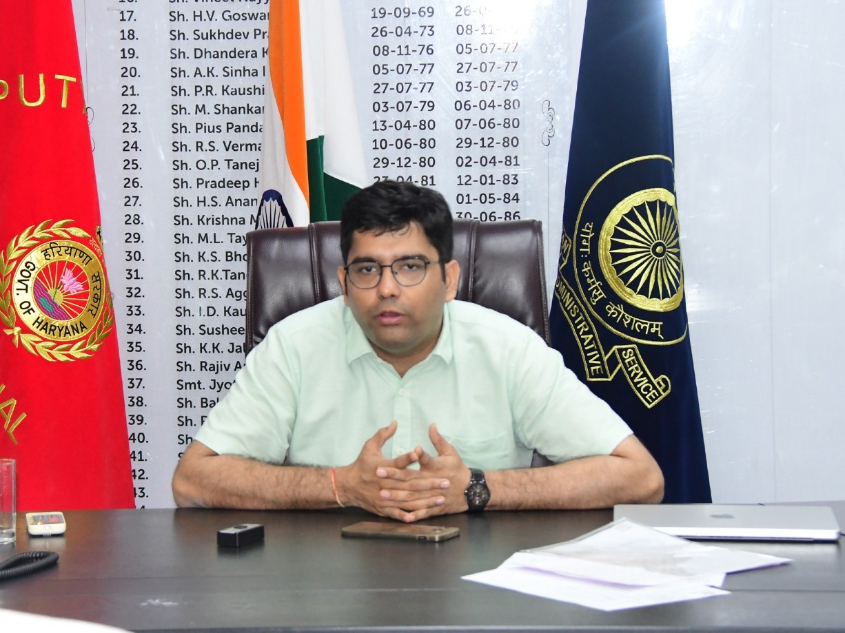 एसआईआर को लेकर अधिकारियों की मीटिंग लेते हुए डीसी डॉ. आनंद कुमार शर्मा।