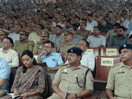 ब्रीफिंग के दौरान मौजूद पुलिस और प्रशासनिक अधिकारी।