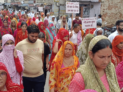 गौ सम्मान आह्वान महारैली में बड़ी संख्या में महिलाएं उमड़ीं।