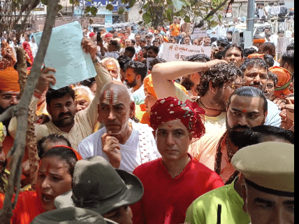 साधु-संतों के नेतृत्व में महारैली जब कलेक्ट्रेट पर पहुंची तो बड़ी संख्या में पुलिस जाब्ता तैनात रहा।