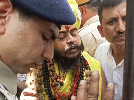 साधु-संतों ने जिला कलेक्टर को कलेक्ट्रेट के गेट पर बुलाने की जिद्द की।