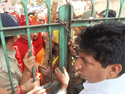 साधु-संतों से ADM राकेश मीणा ने समझाइश की और फिर गेट पर ही ज्ञापन लिया।