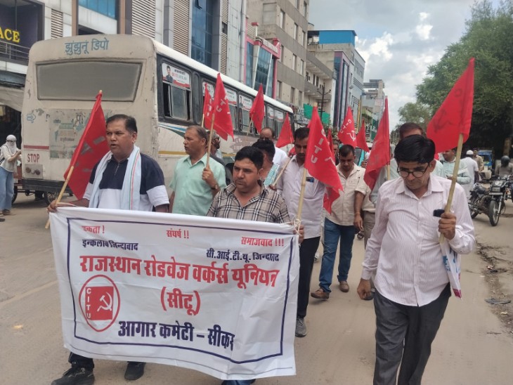 रोडवेज कर्मचारियों ने बीकानेर में रोडवेज कंडक्टर के साथ हुई मारपीट का विरोध जताया।