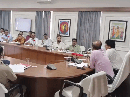 जिला कलेक्टर मोदी ने अगली मीटिंग से पहले जिलेभर के प्राइवेट स्कूलों की सभी बसों के ड्राइवर के आई चैकअप करवाने और पीएम राहत योजना में अप्लाई करने वालों की पूरी डिटेल तैयार करने के निर्देश दिए।