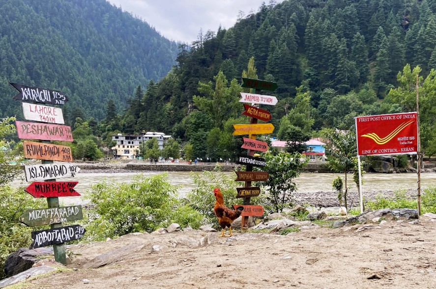 नियंत्रण रेखा पर वर्षों से बंद पड़े कई इलाके धीरे-धीरे पर्यटकों के लिए खुलने लगे हैं।