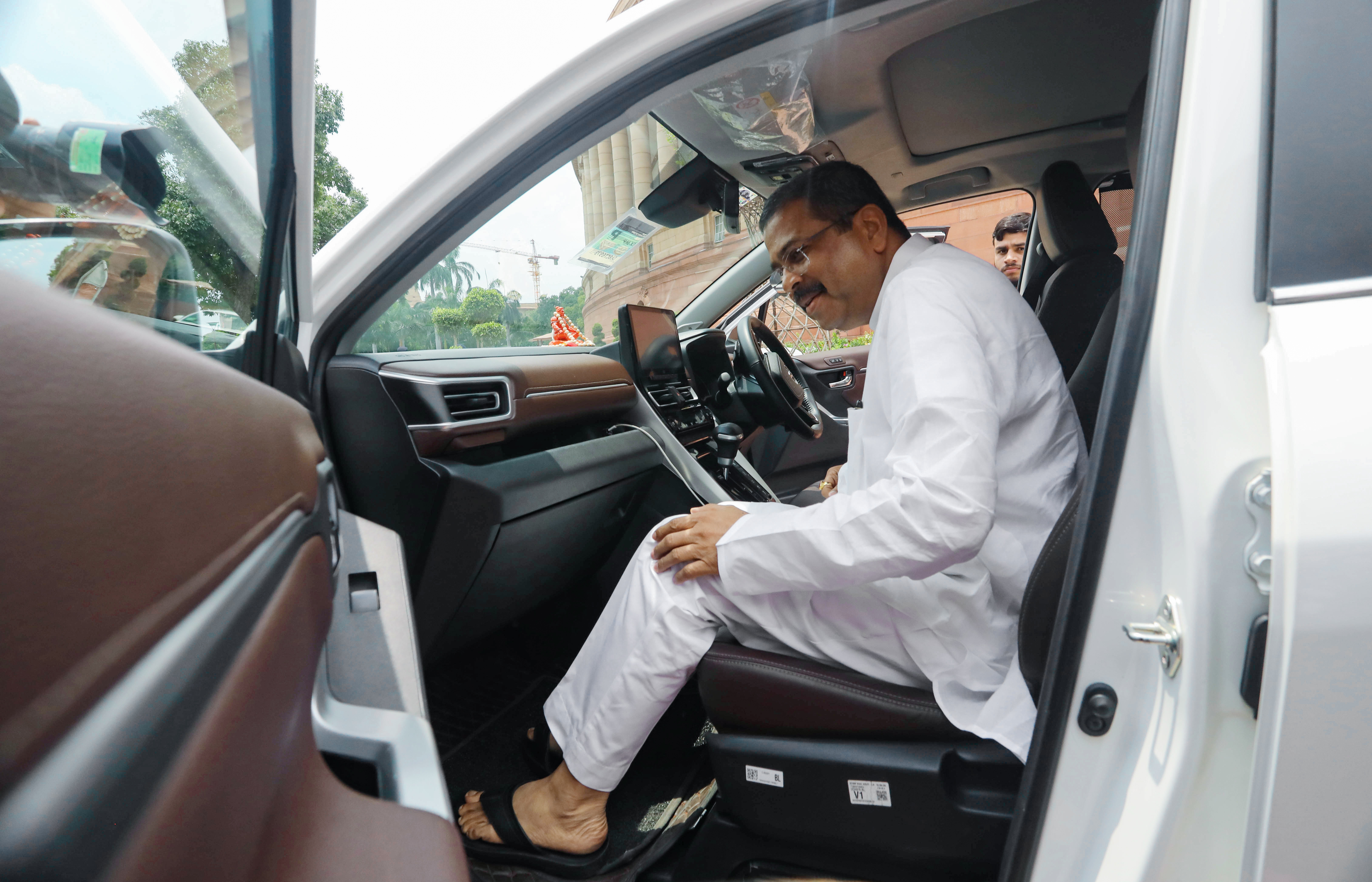 धर्मेद्र प्रधान संसद के मानसून सत्र के लिए पहुंचे। मकर द्वार पर मौजूद भाजपा सांसदों ने उन्हें रिसीव किया।