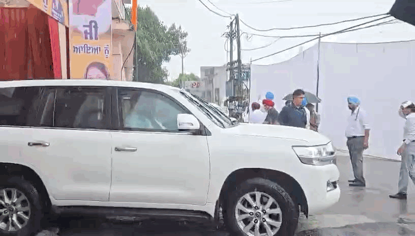 सीएम मान गाड़ी में बैठकर पहुंचे