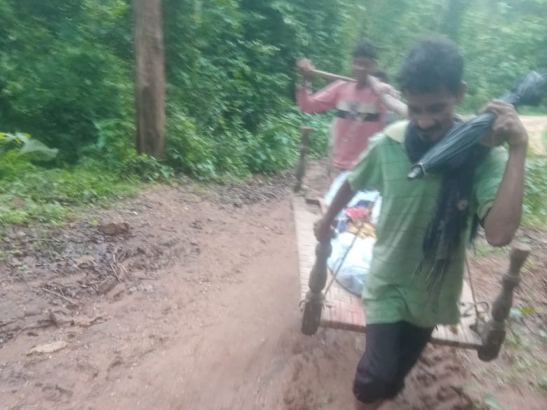 शव और घायलों को खाट व लकड़ी के सहारे लगभग एक किलोमीटर दूर मुख्य सड़क तक ले जाना पड़ा।