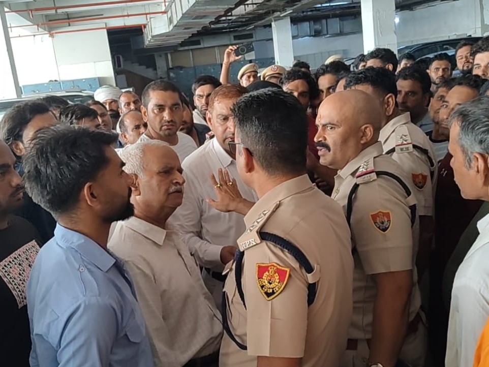 निजी अस्पताल में पुलिस और परिजनों के बीच नोंकझोंक भी हुई।