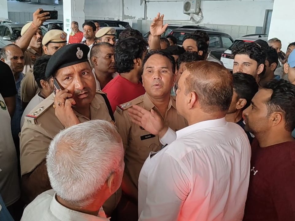 परिजनों को समझाते पुलिस अधिकारी।