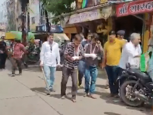 पुलिस ने जब आरोपियों की परेड कराई तो उनके हाथों पर पट्टी बंधी हुई थी.