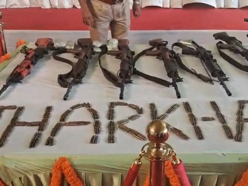 सरेंडर कर रहे नक्सलियों को पुलिस मुख्यालय लाया जाएगा।