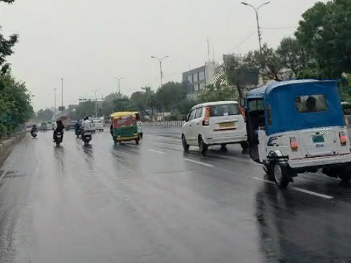 सड़क धंसी, बादलों के गरज-चमक के साथ 40KM की स्पीड से चलेगी हवा|लखनऊ,Lucknow - Dainik Bhaskar