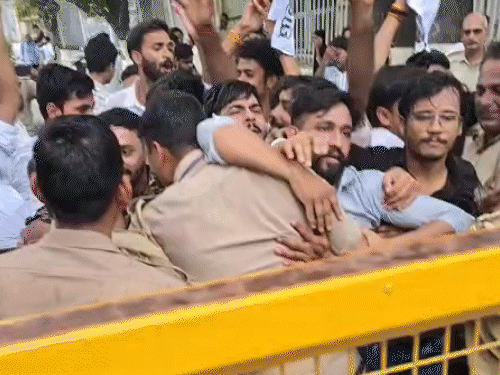 छात्रों ने बैरिकेडिंग धकेली, पुलिस से धक्का-मुक्की; 4 शिक्षामंत्रियों के इस्तीफे के लिए नारेबाजी|लखनऊ,Lucknow - Dainik Bhaskar