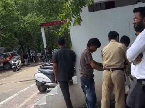 देर रात सामने आए एक वीडियो में दावा किया गया कि पुलिस ने खुद आरोपियों के सिर से पट्टियां हटाईं.