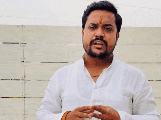 सत्यम पंडित का कहना है कि वह भगत सिंह को अपना आदर्श मानता है, गांधी को नहीं।