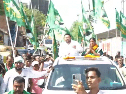 RJD कैंडिडेट के साथ रोड शो करते तेजस्वी यादव।
