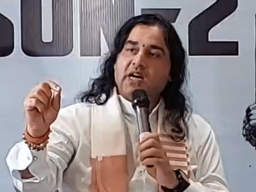 देवकीनंदन ठाकुर ने कहा- आप कुछ भी कहा, लेकिन शब्द अलग-अलग ढूंढना चाहिए।