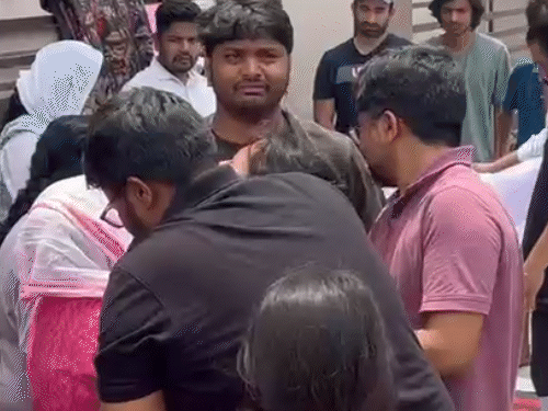 बेटे की मौत के बाद से मां की बेसुध स्थिति में है। परिवारवाले और रिश्तेदार उन्हें बड़ी मुश्किल से संभाल पा रहे हैं।