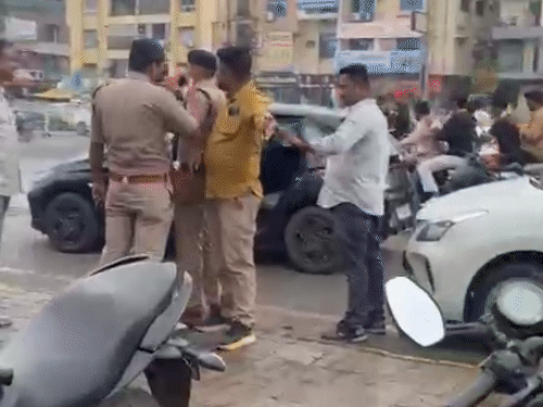 छात्र नेताओं को यह कहकर ले जाते पुलिसकर्मी कि वे डीसीपी से मीटिंग कराएंगे।