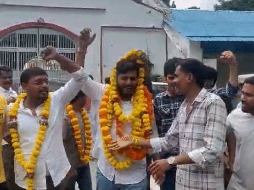 जिला जेल से रिहा होने के बाद छात्र नेता खुशी से झूम उठे