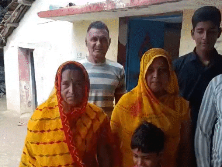 अनिल सिंह के परिवार में उनके माता-पिता और अन्य लोग शामिल हैं
