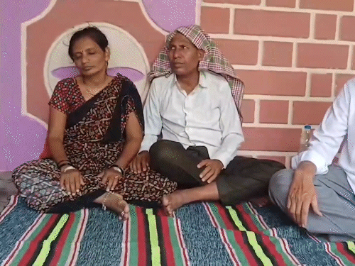 अंकिता की आत्महत्या के बाद आसपास के लोग परिवार से मिलने पहुंचे।
