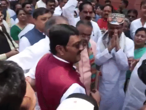 शिक्षा मंत्री पद से इस्तीफा देने के बाद प्रधान 27 जुलाई को पहली बार संसद पहुंचे थे। - Dainik Bhaskar